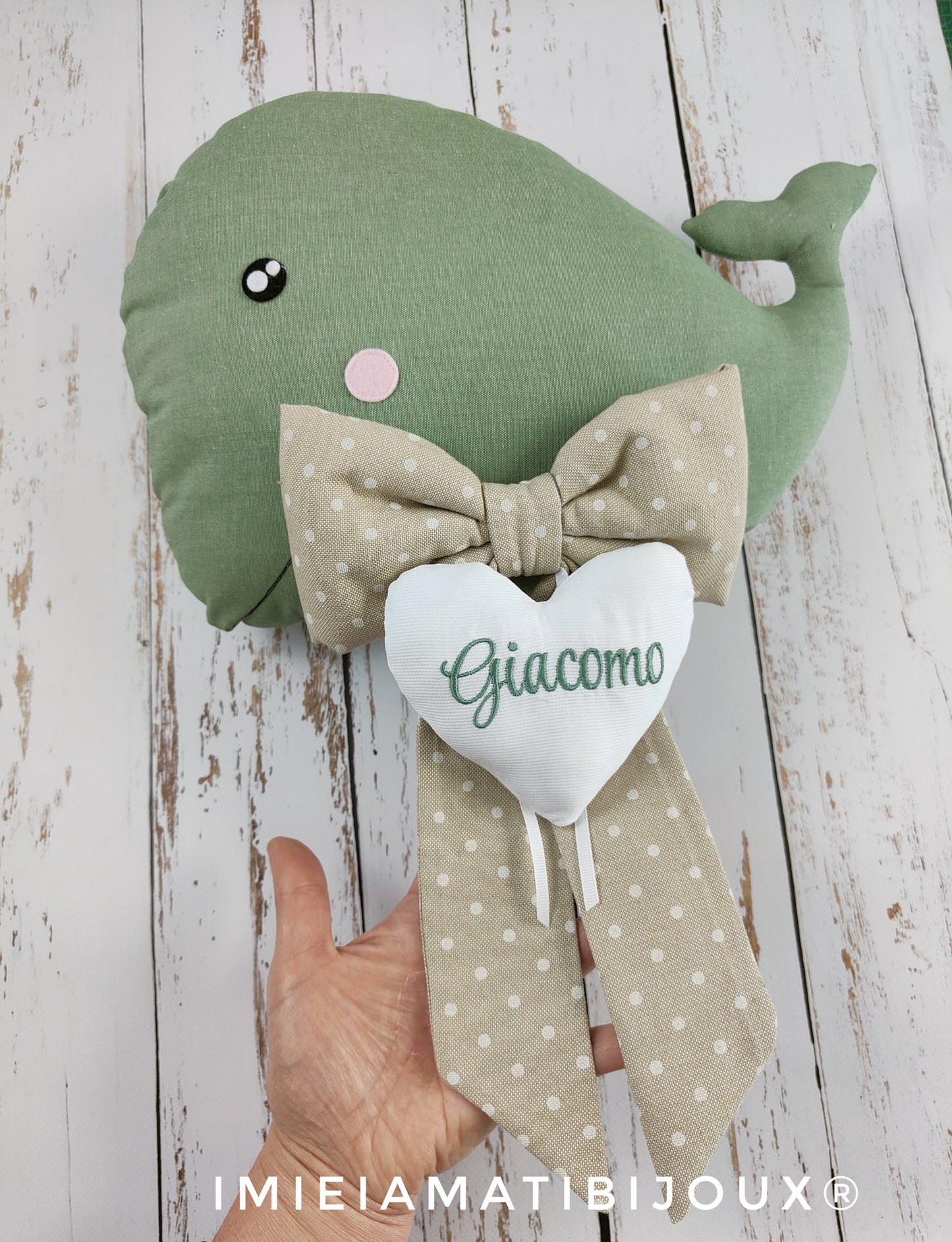 Balena fiocco nascita cuore nome ricamato