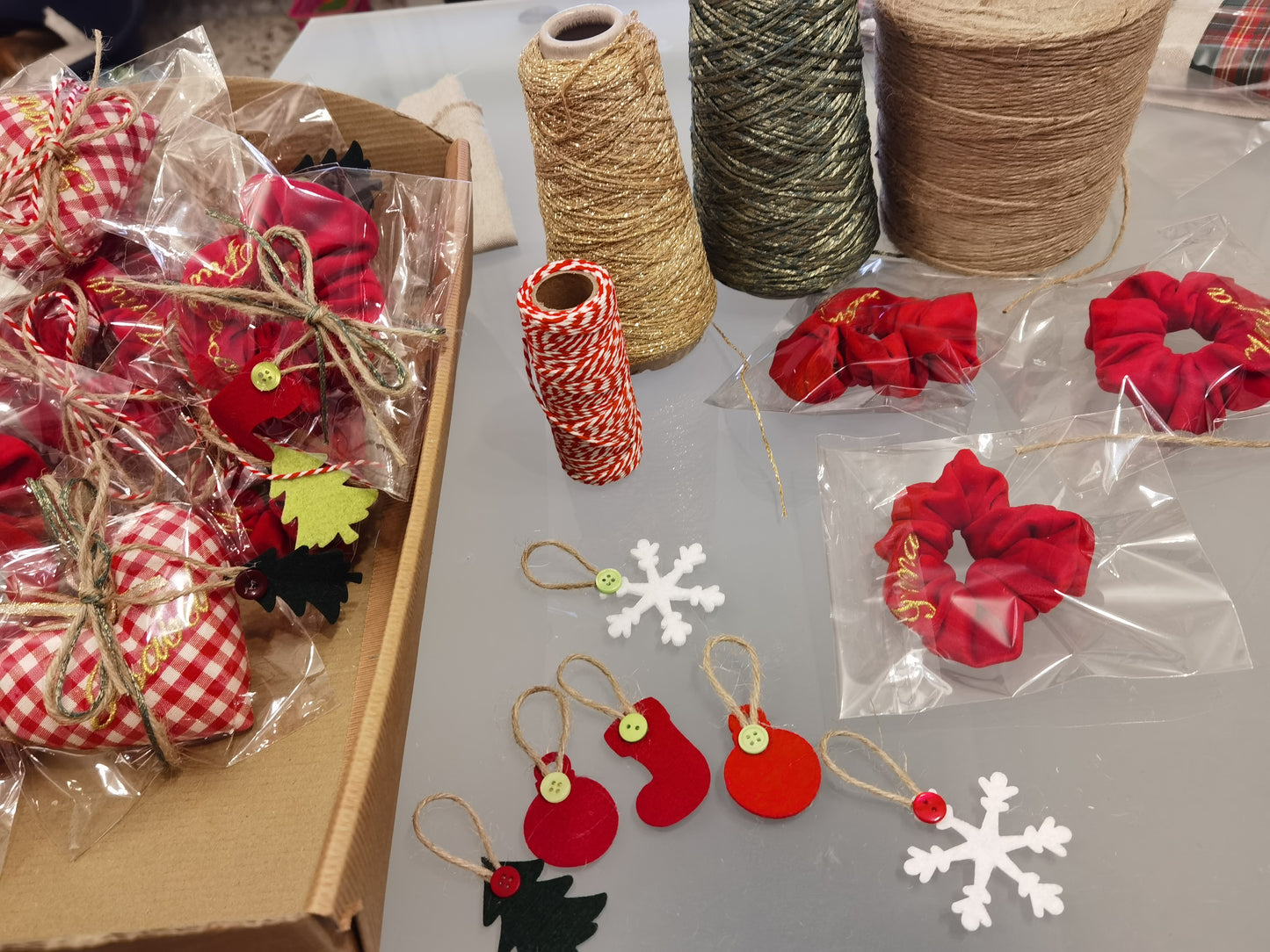 Cuori, stelle, alberelli imbottiti con nome ricamato da appendere all'albero di Natale