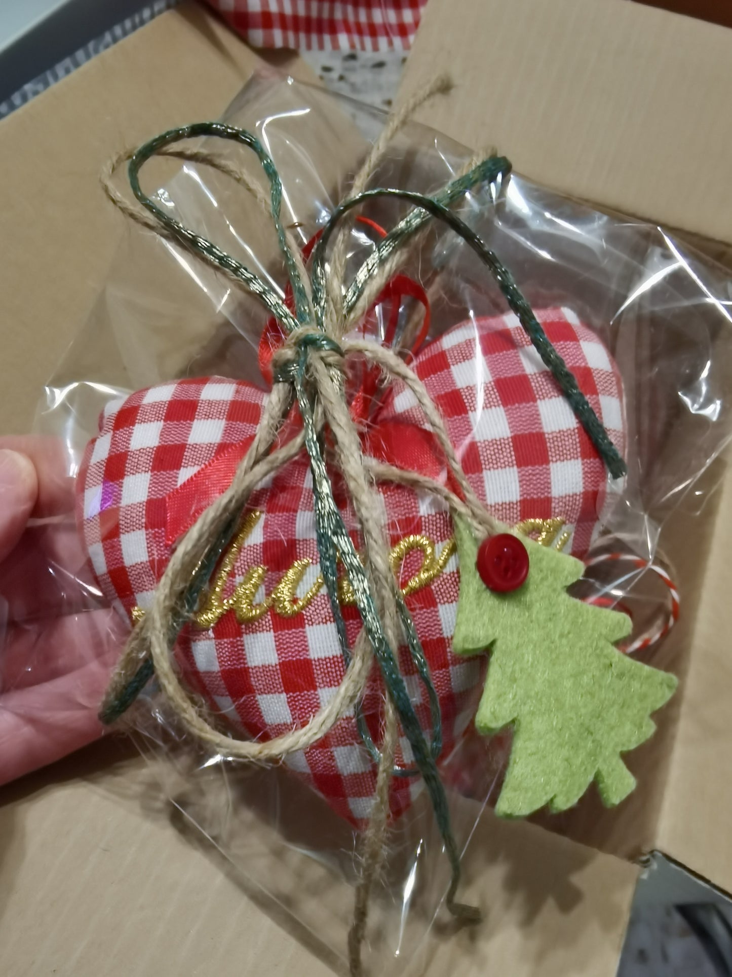 Cuori, stelle, alberelli imbottiti con nome ricamato da appendere all'albero di Natale