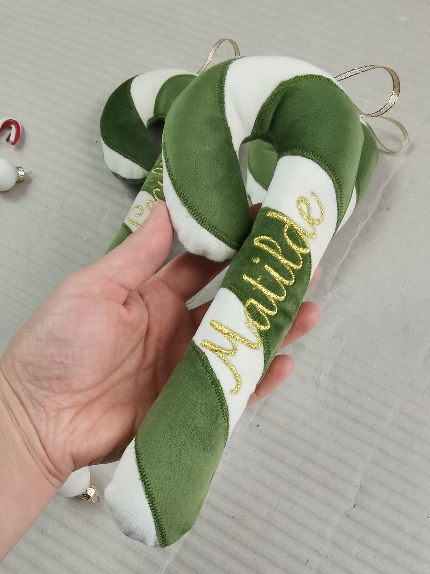 Candy cane in velluto con parole ricamate