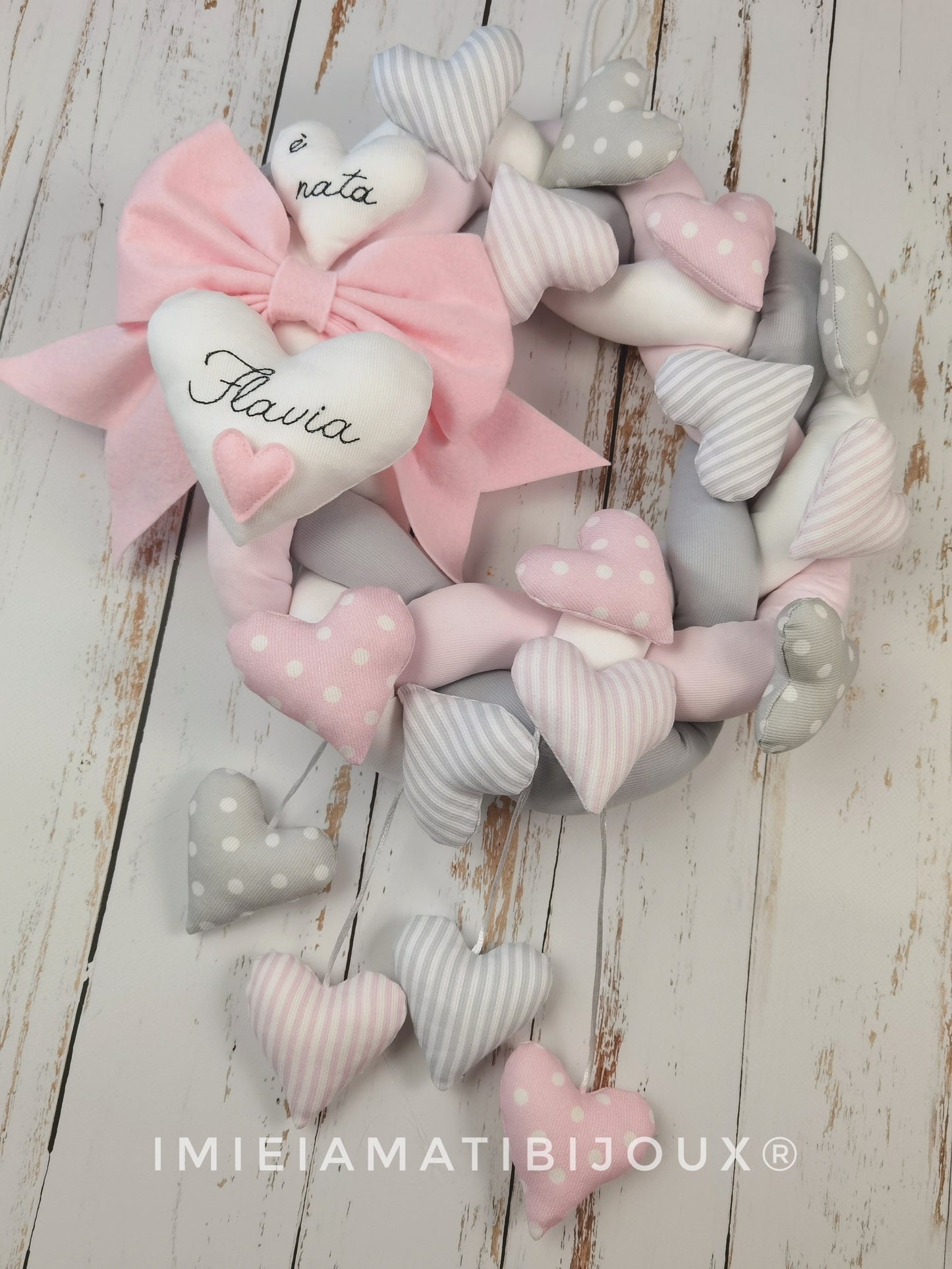 Ghirlanda fiocco nascita mille cuori +cuori pendenti