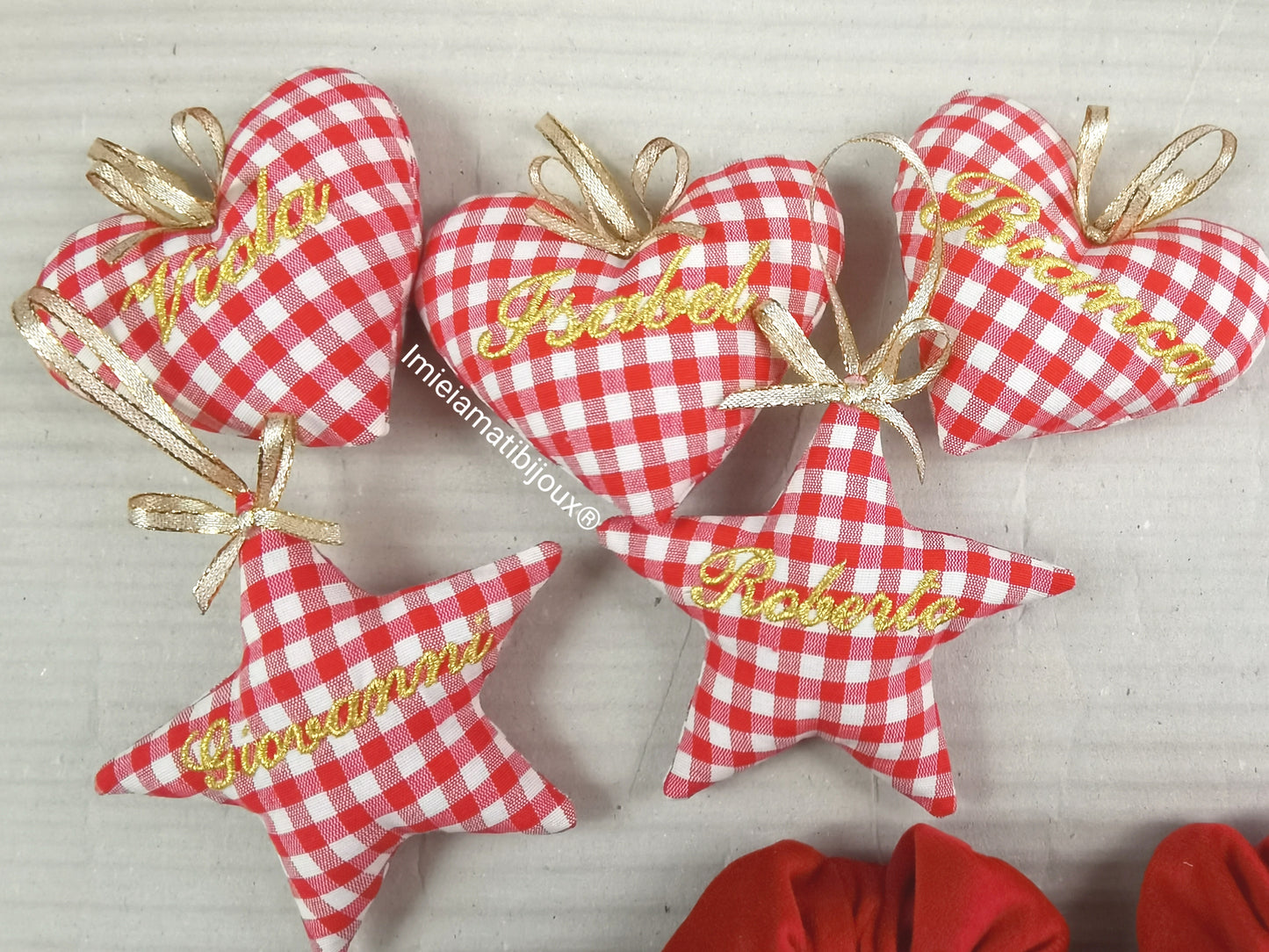 Cuori, stelle, alberelli imbottiti con nome ricamato da appendere all'albero di Natale