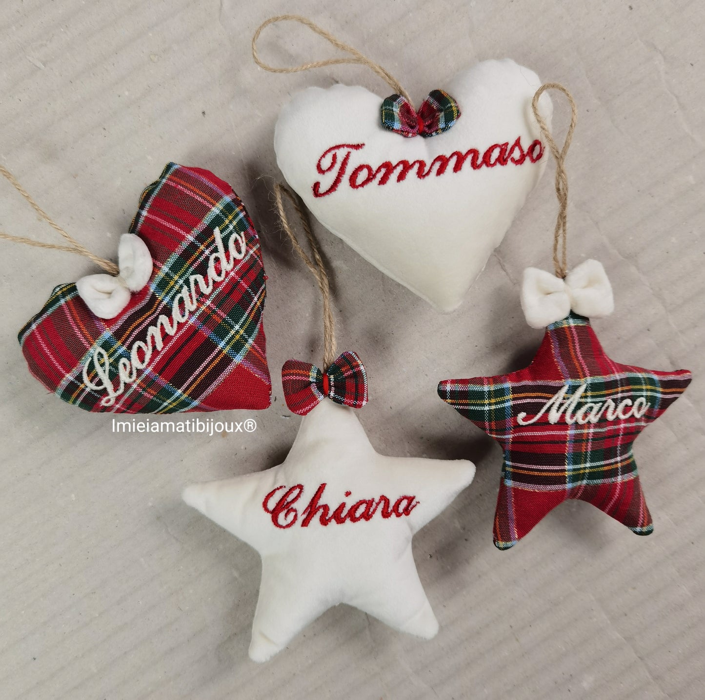 Cuori, stelle, alberelli imbottiti con nome ricamato da appendere all'albero di Natale