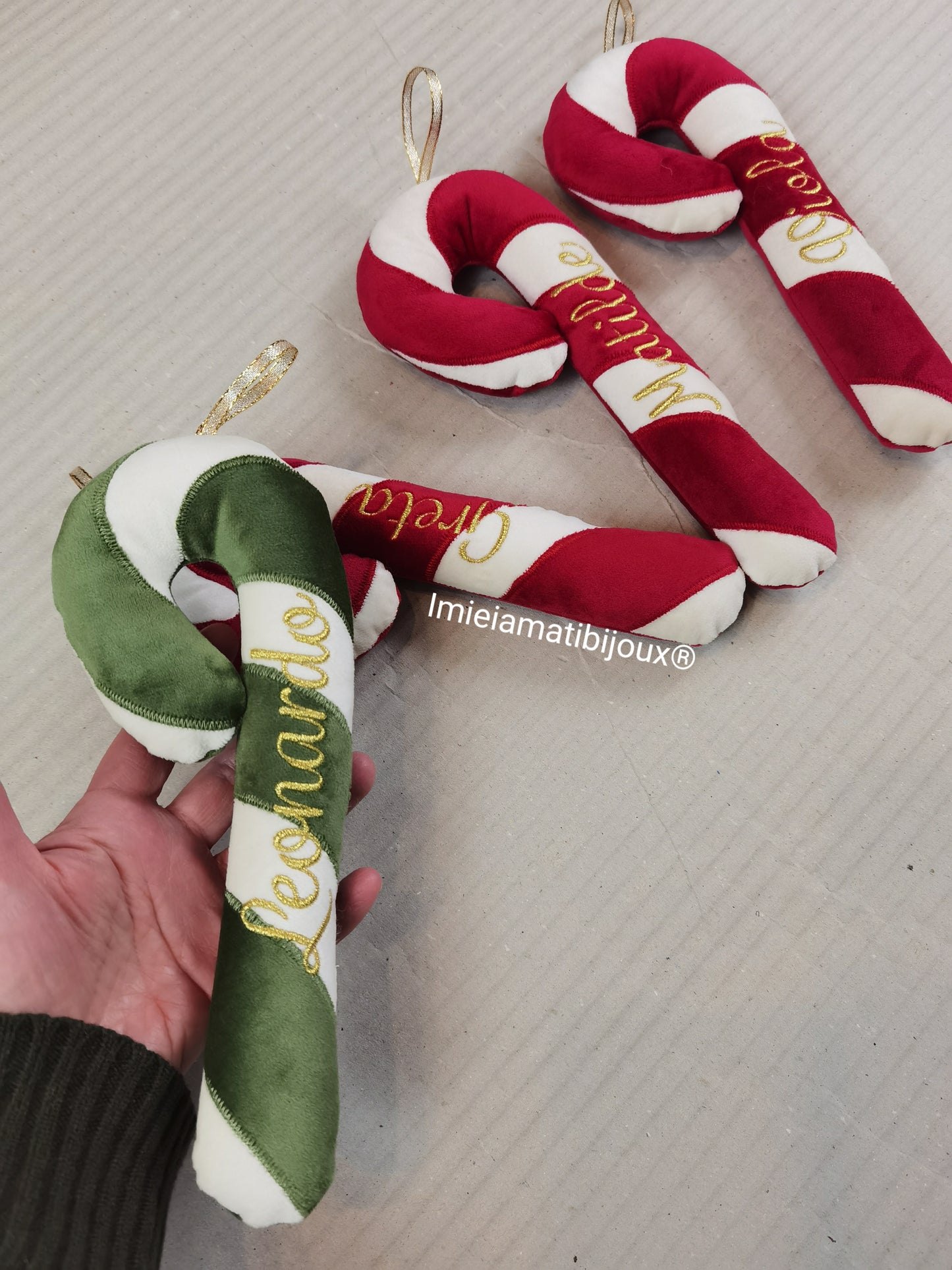 Candy cane in velluto con parole ricamate