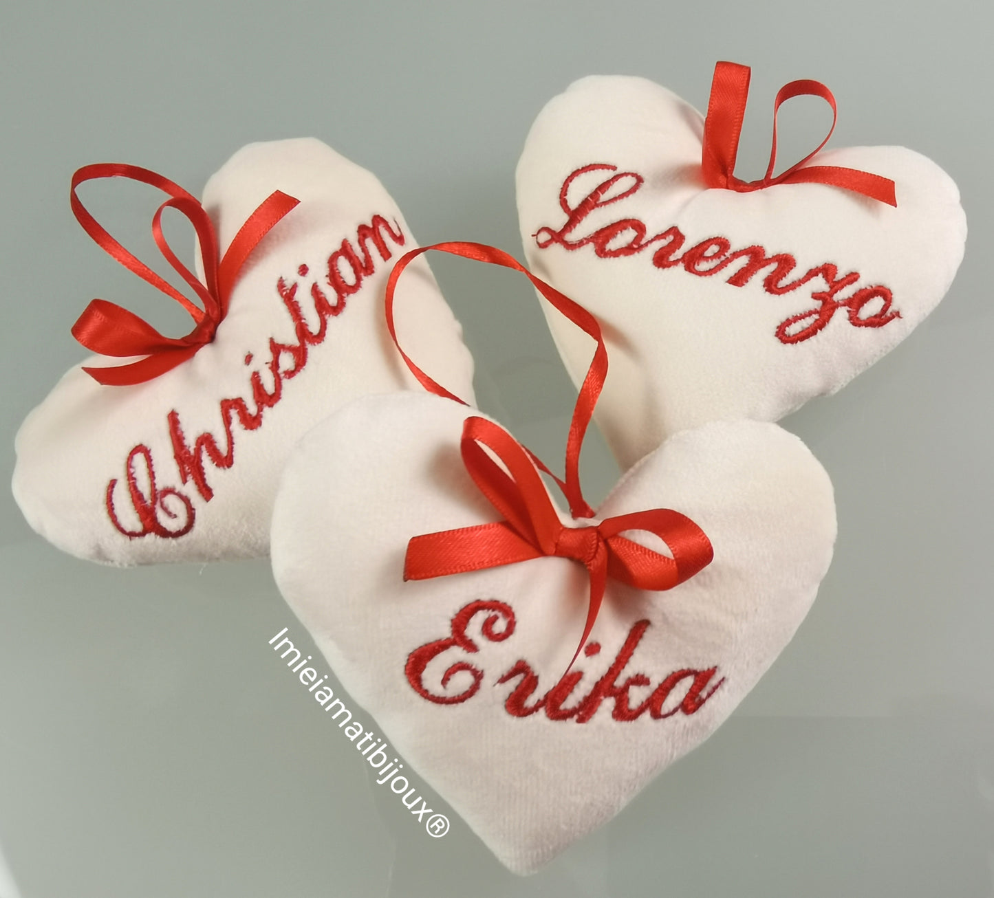 Cuori, stelle, alberelli imbottiti con nome ricamato da appendere all'albero di Natale