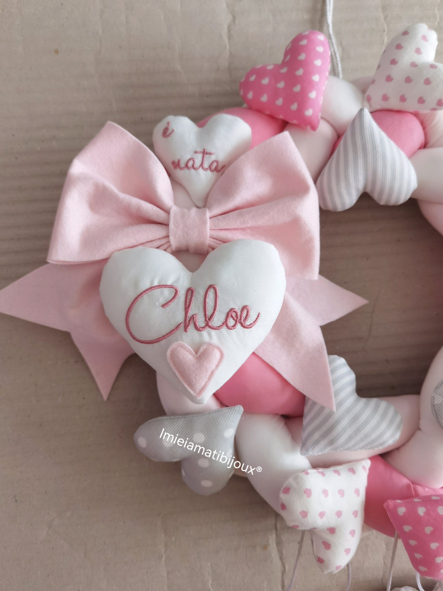 Ghirlanda fiocco nascita mille cuori +cuori pendenti