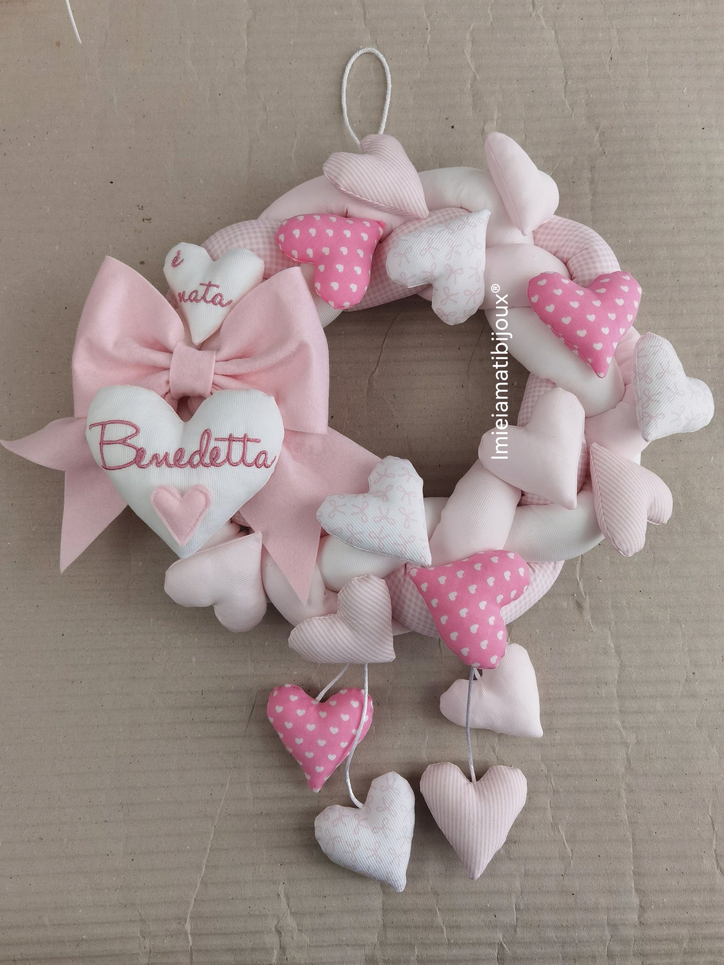 Ghirlanda fiocco nascita mille cuori +cuori pendenti
