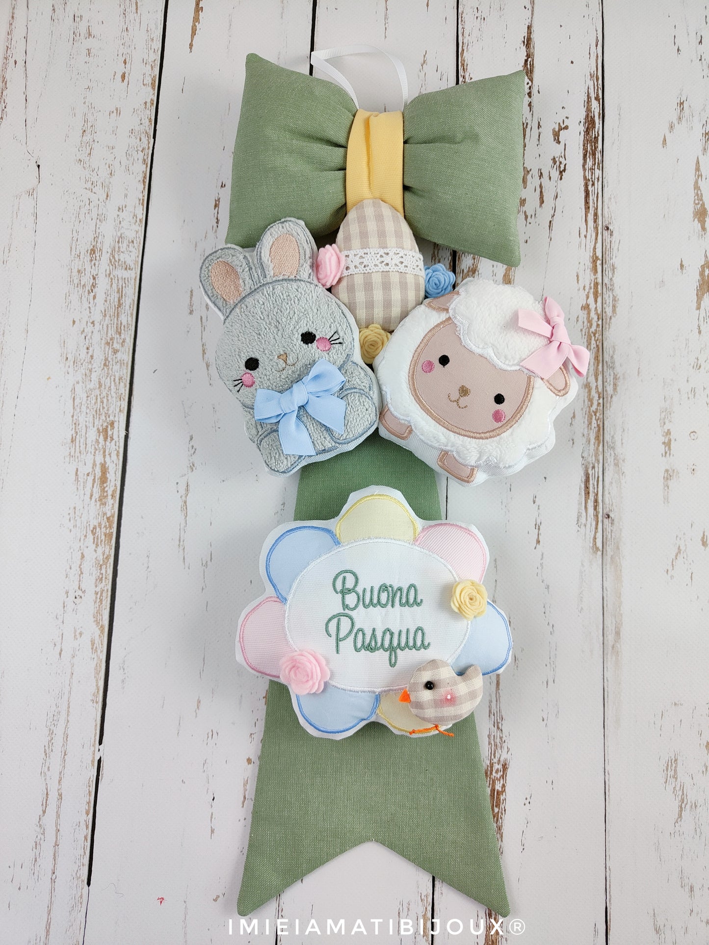 Fuori porta Pasquale Artigianale - Coccarda con Coniglietto e Agnellino - Decorazione Pasqua Personalizzata in Tessuto