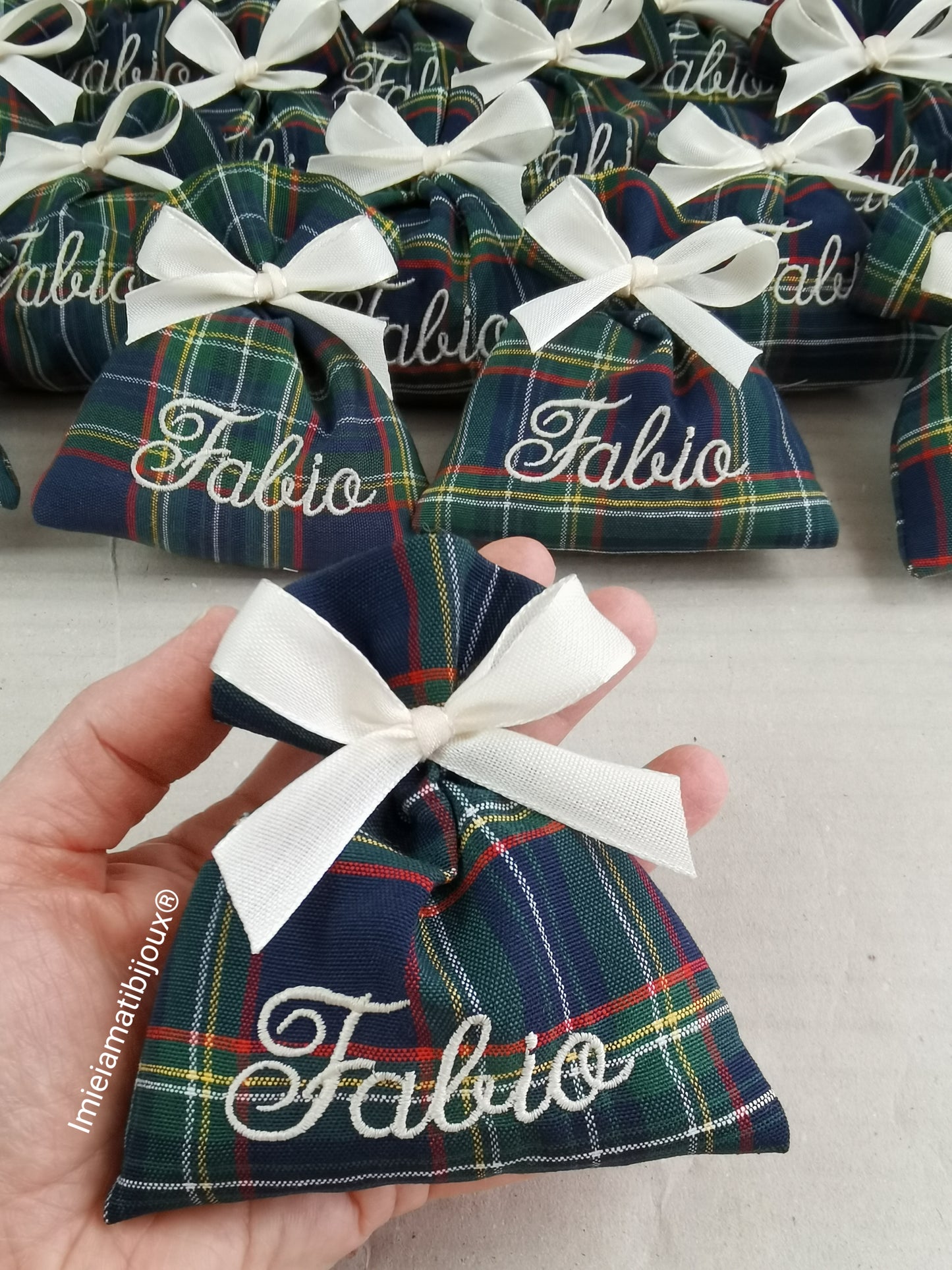 Sacchetti Ricamati Personalizzati – Il tocco unico per le tue occasioni speciali