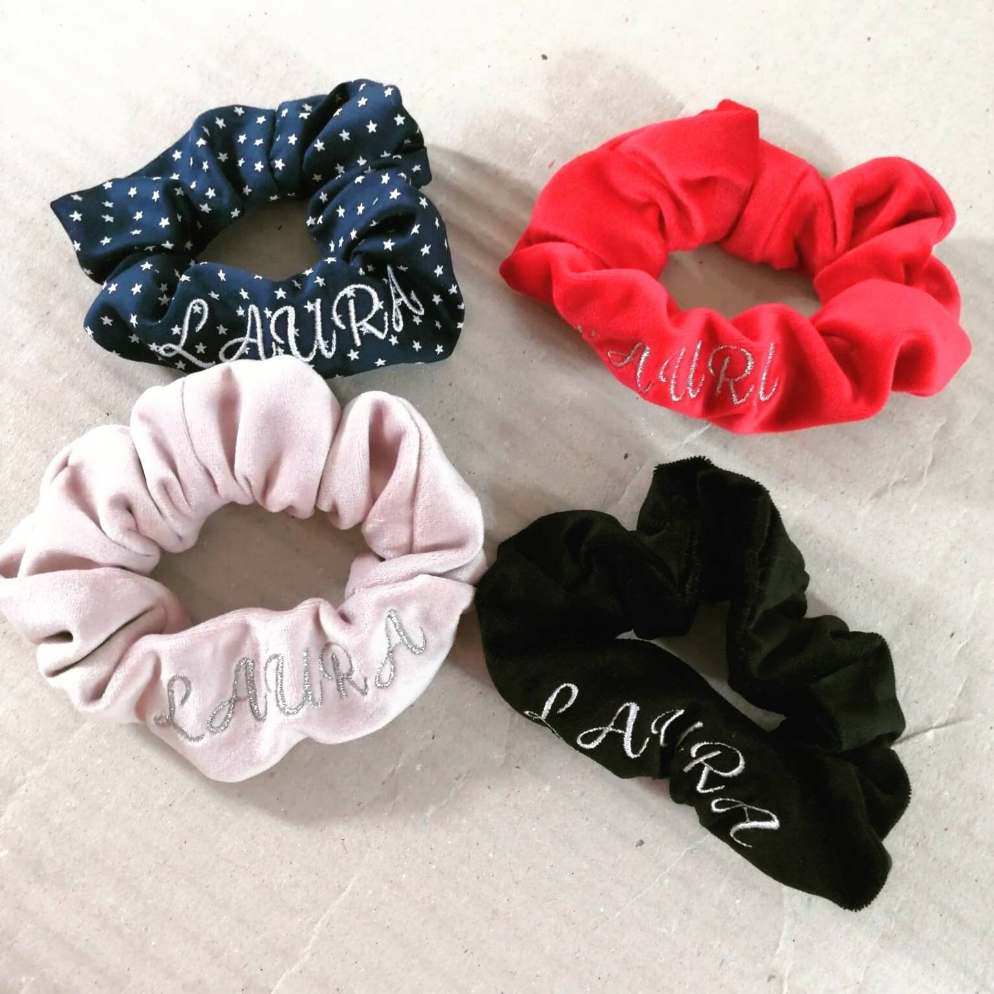 Scrunchies elastici per capelli colorati personalizzati ricamati col nome o senza