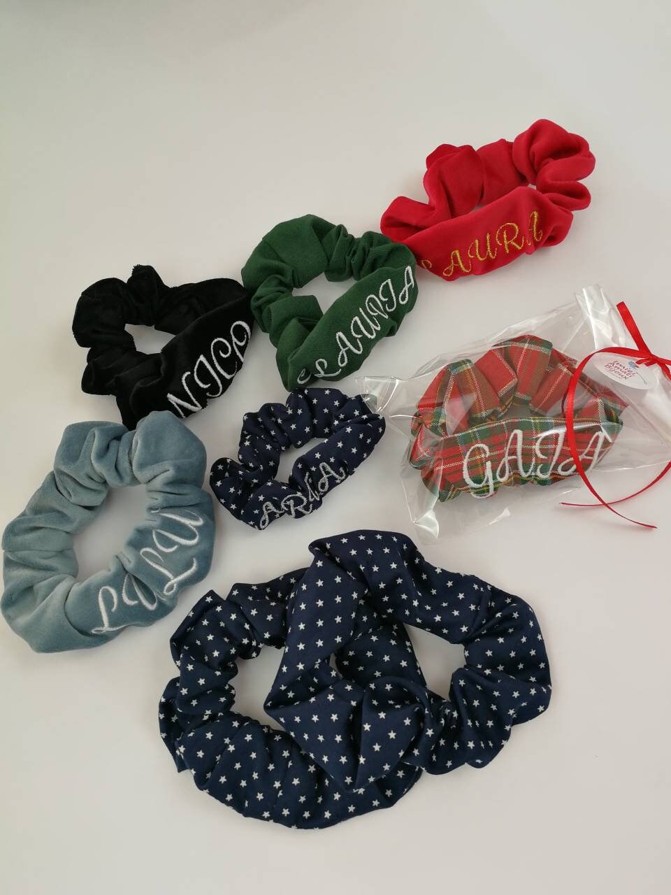 Scrunchies elastici per capelli colorati personalizzati ricamati col nome o senza
