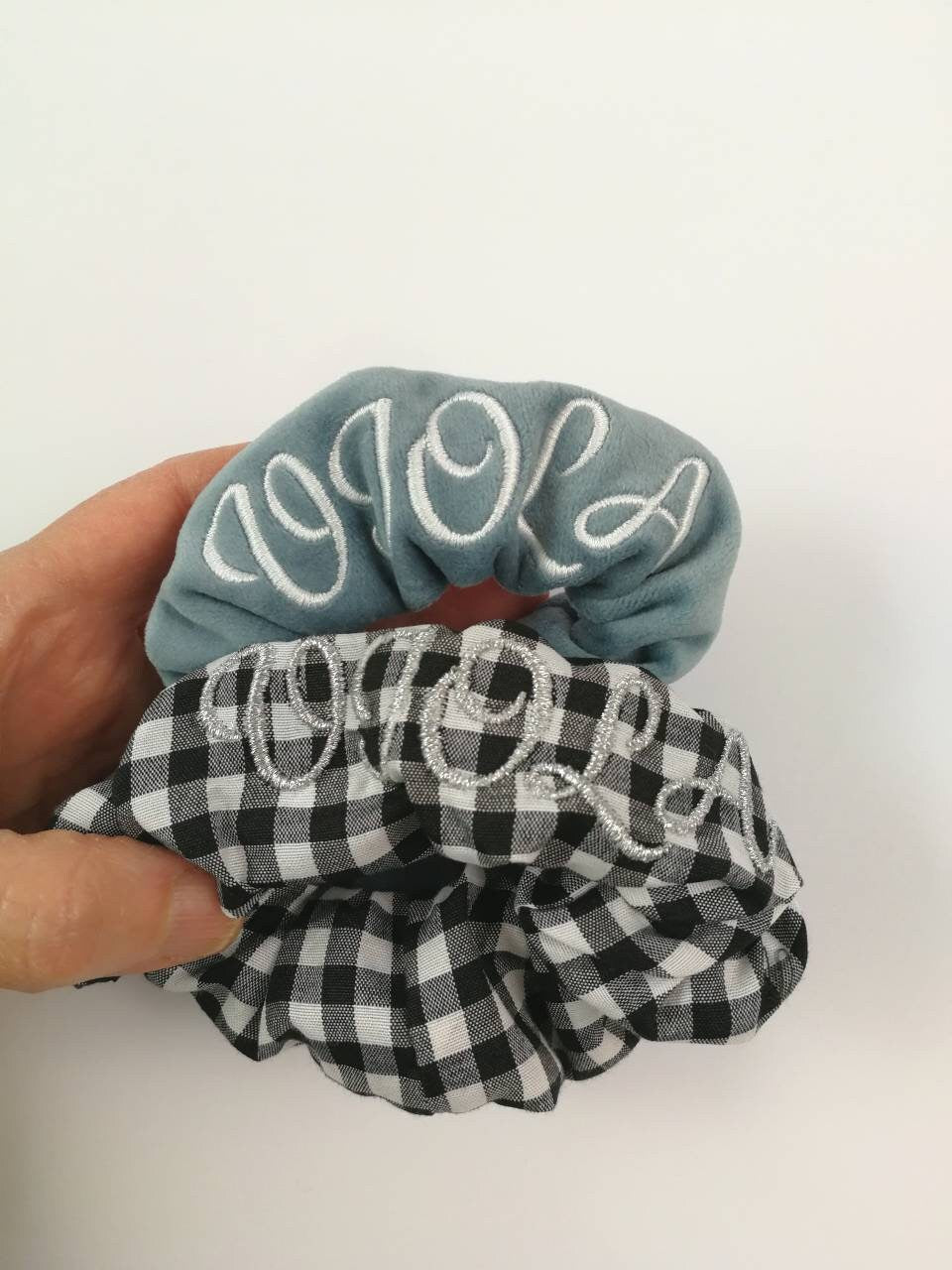 Scrunchies elastici per capelli colorati personalizzati ricamati col nome o senza