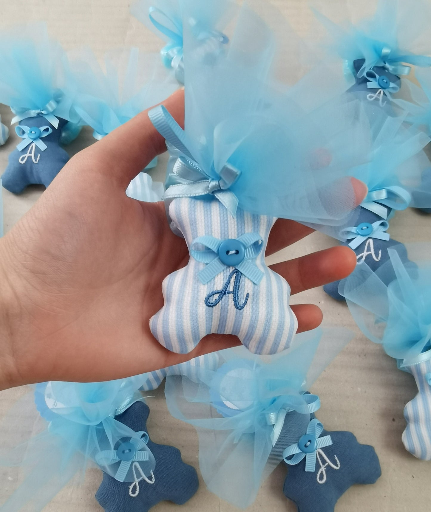 Bomboniera orsetto calamita con tulle e 5 confetti sigillati in bustina