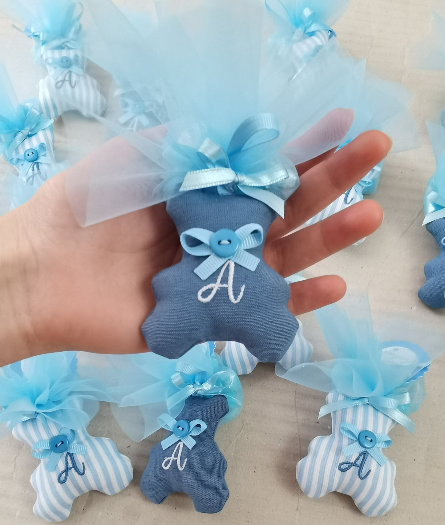 Bomboniera orsetto calamita con tulle e 5 confetti sigillati in bustina
