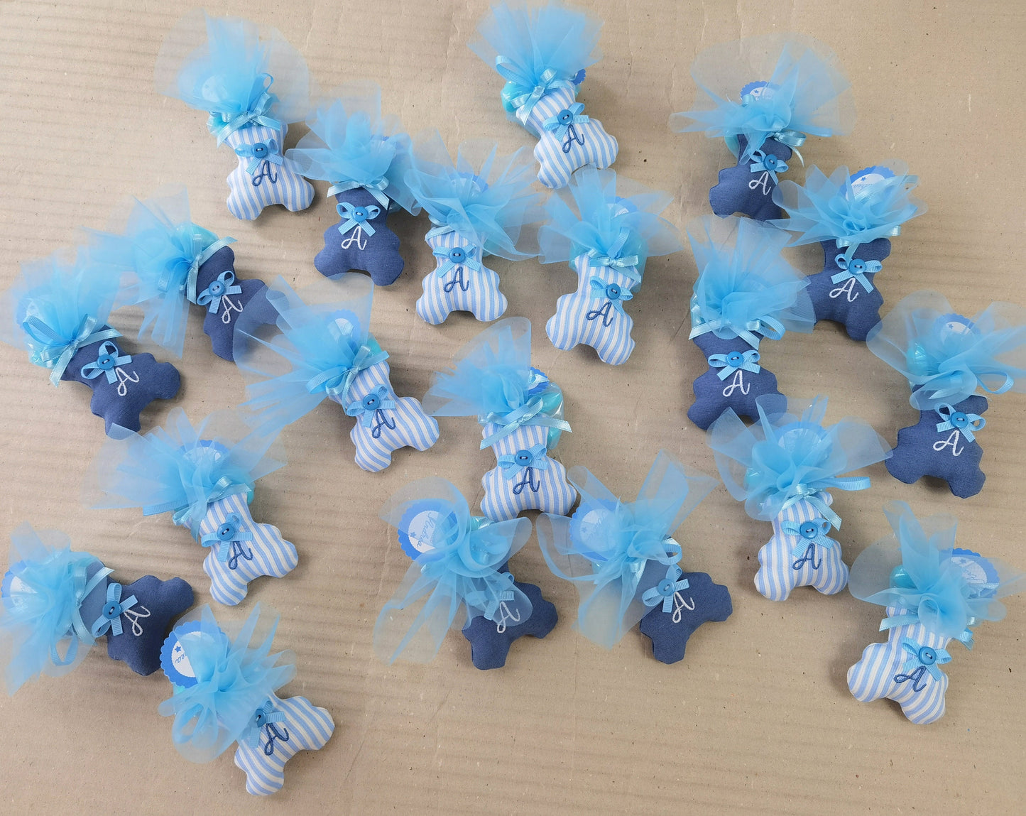 Bomboniera orsetto calamita con tulle e 5 confetti sigillati in bustina