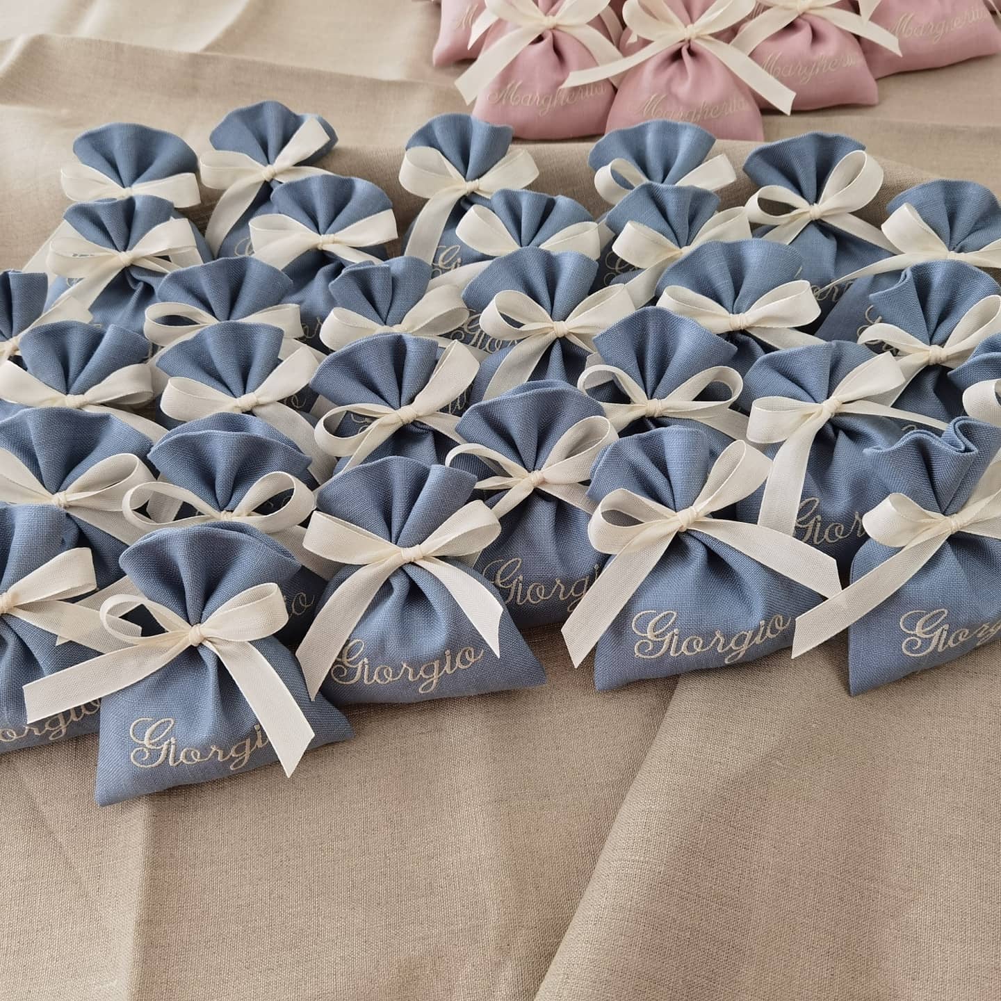 Sacchetti con confetti, per bomboniere nome ricamato tag incluso