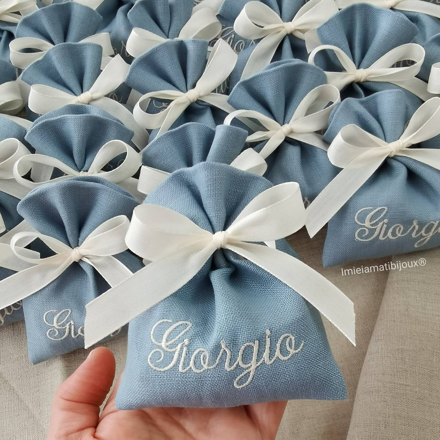 Sacchetti con confetti, per bomboniere nome ricamato tag incluso