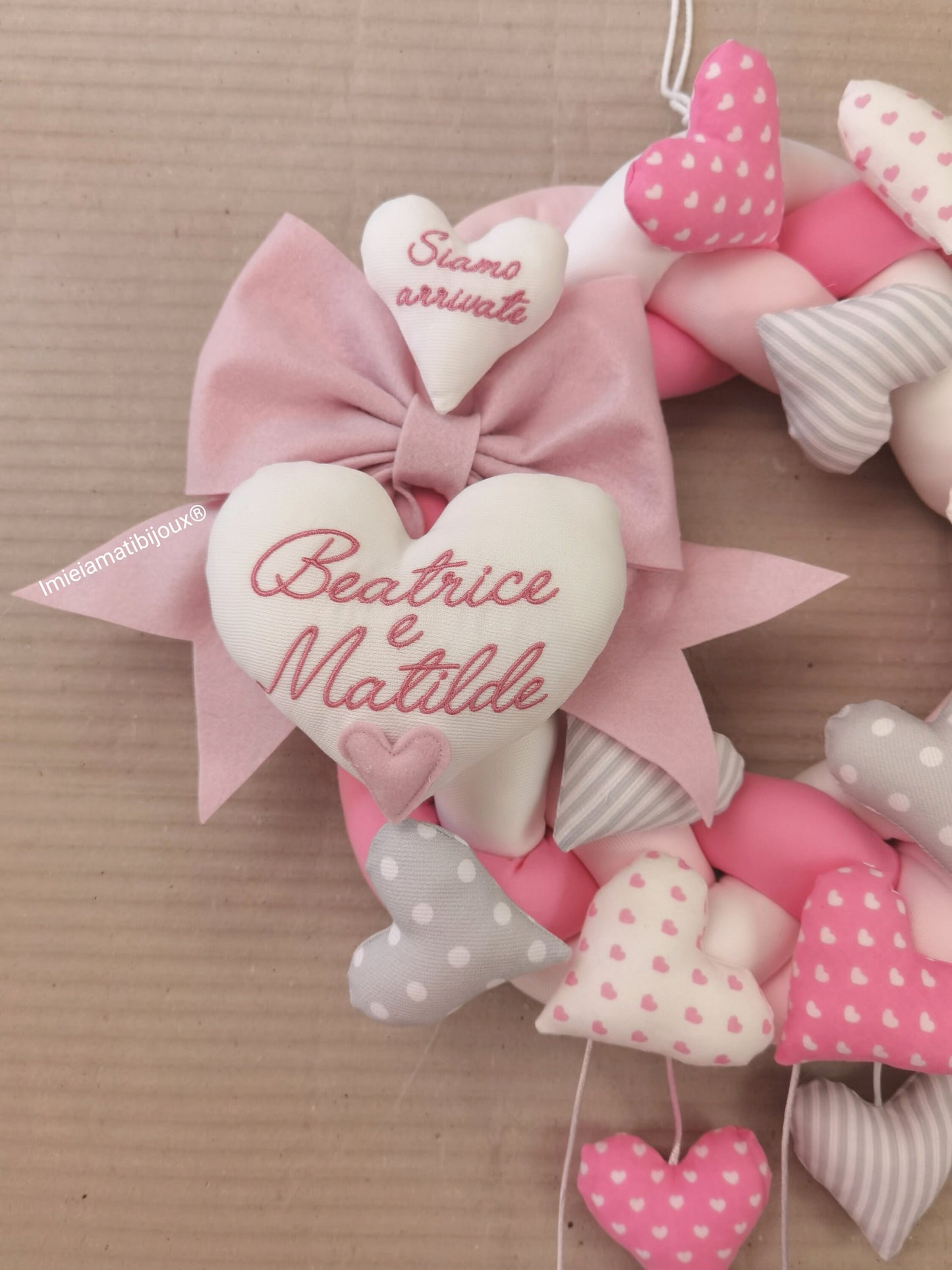 Ghirlanda fiocco nascita mille cuori +cuori pendenti