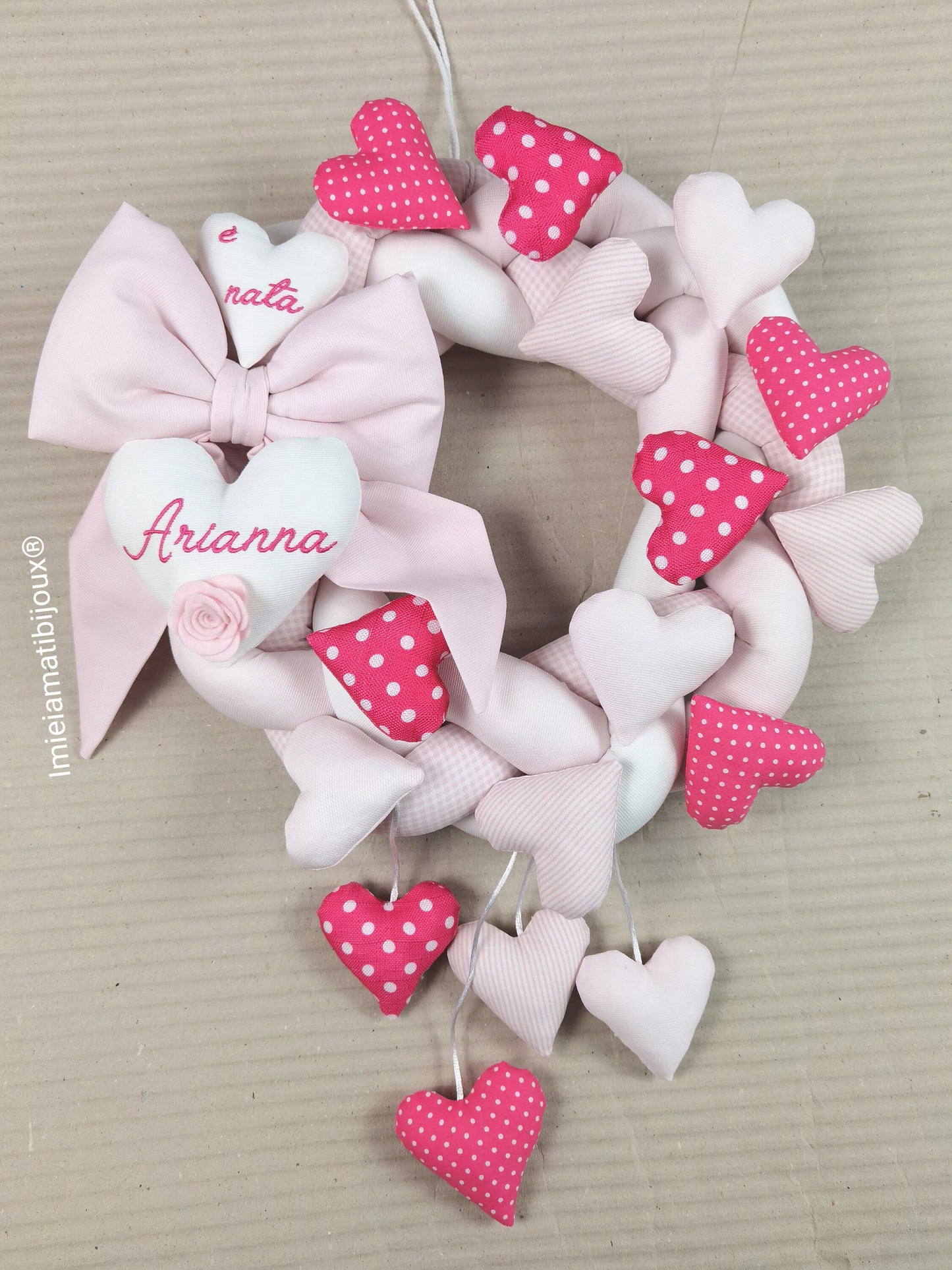 Ghirlanda fiocco nascita mille cuori +cuori pendenti
