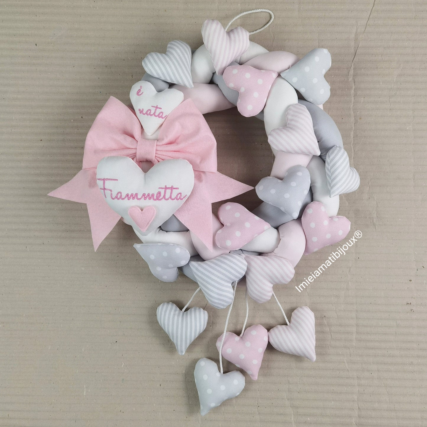 Ghirlanda fiocco nascita mille cuori +cuori pendenti