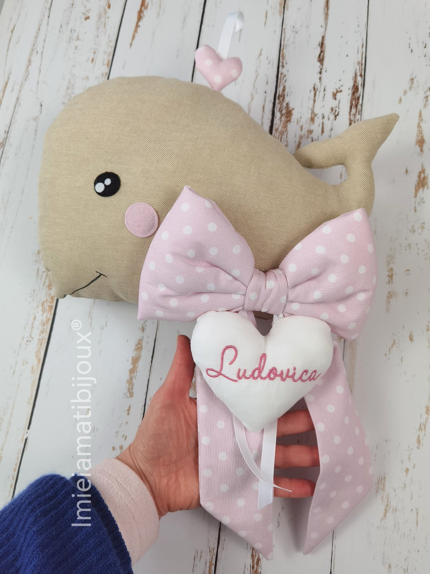 Balena fiocco nascita cuore nome ricamato
