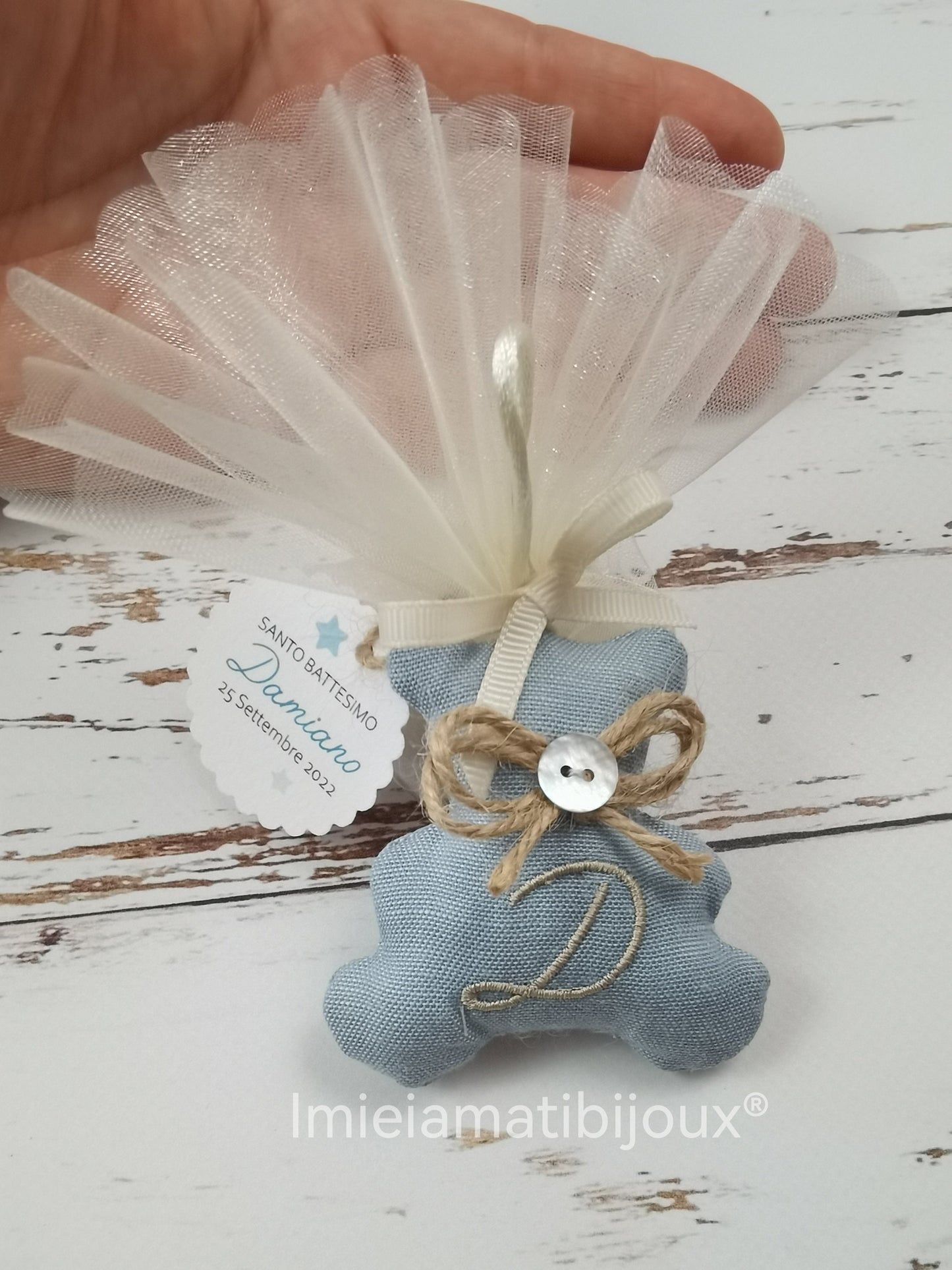 Bomboniera orsetto calamita con tulle e 5 confetti sigillati in bustina