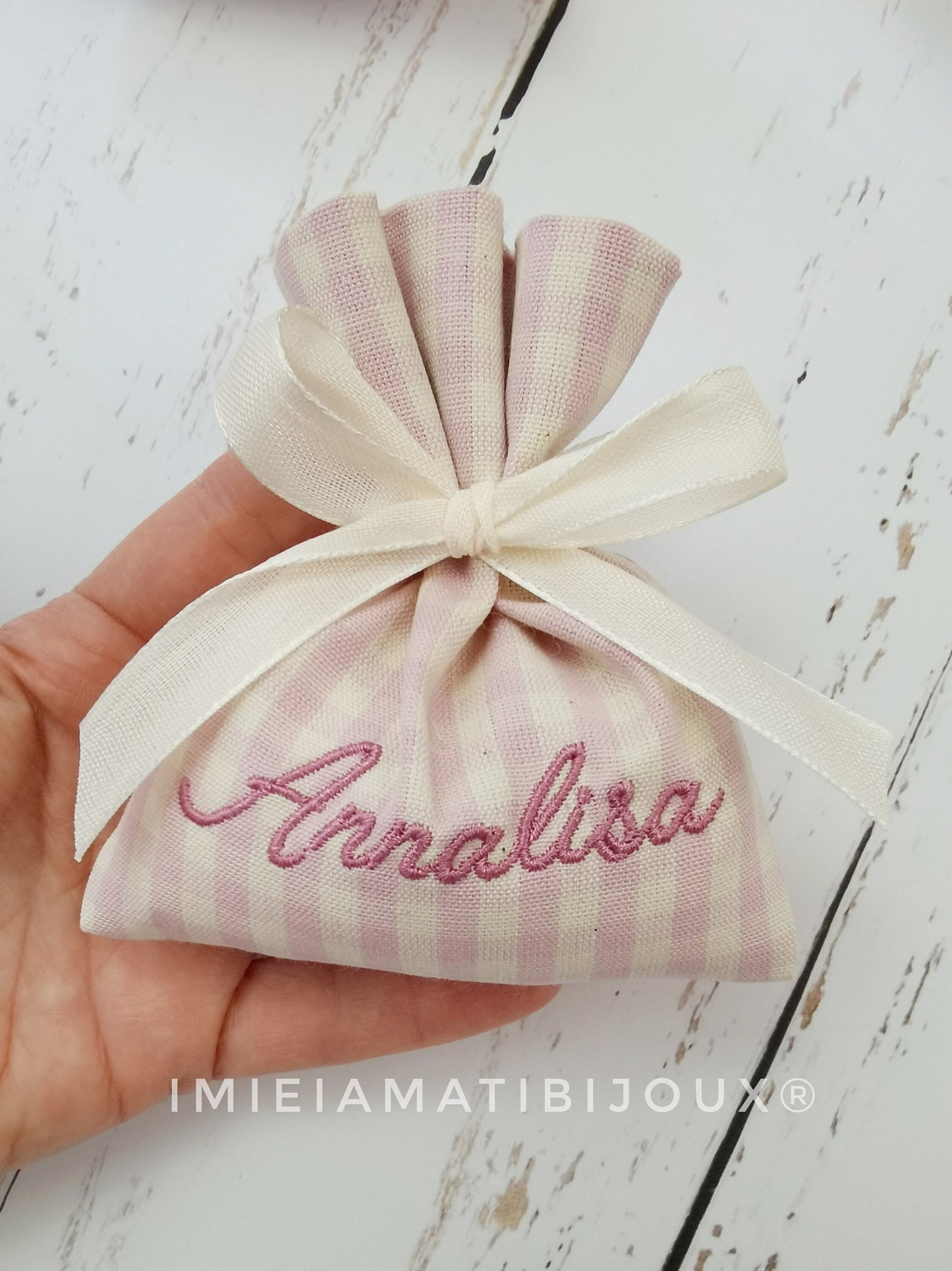 Sacchetti con confetti, per bomboniere nome ricamato tag incluso