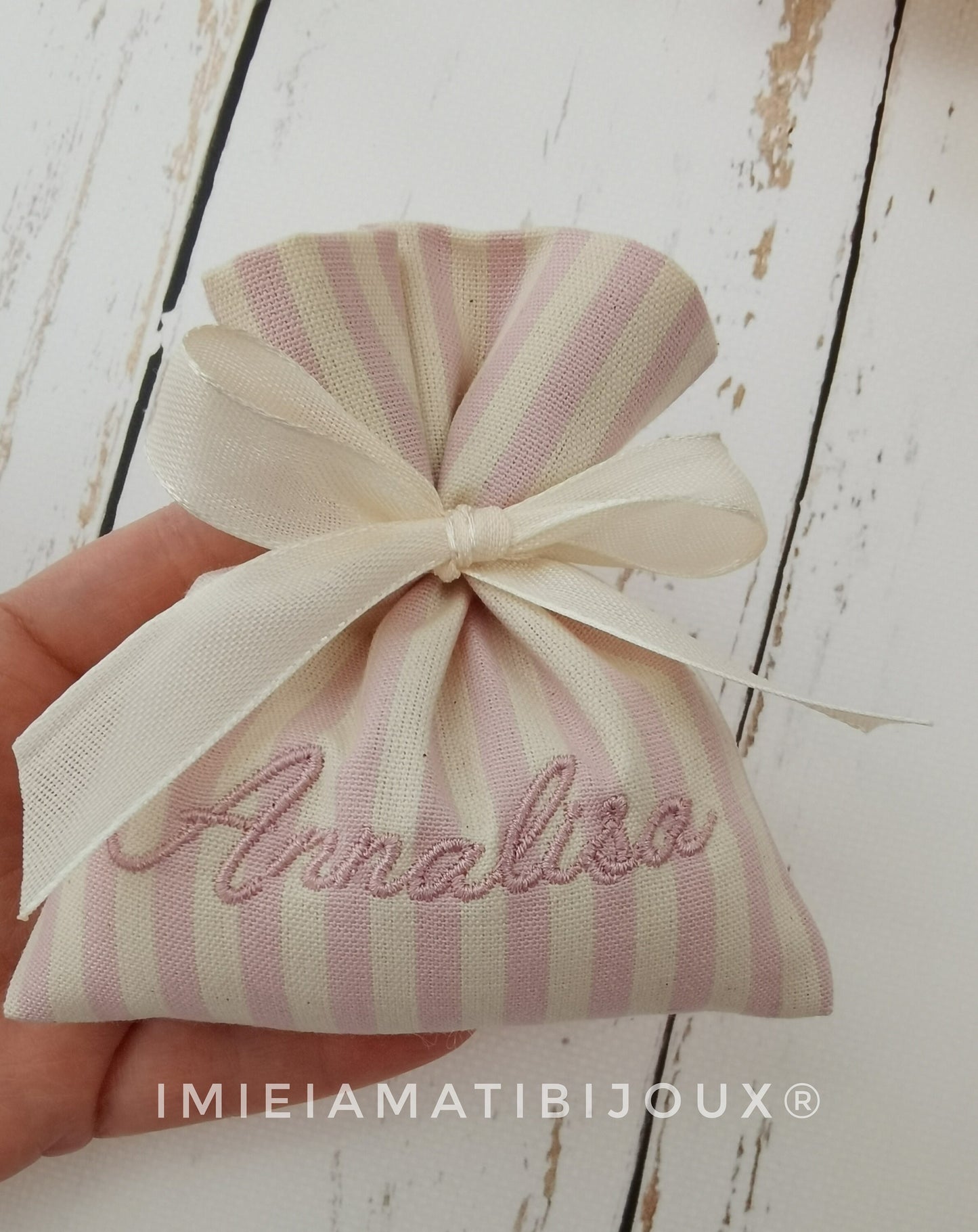 Sacchetti con confetti, per bomboniere nome ricamato tag incluso