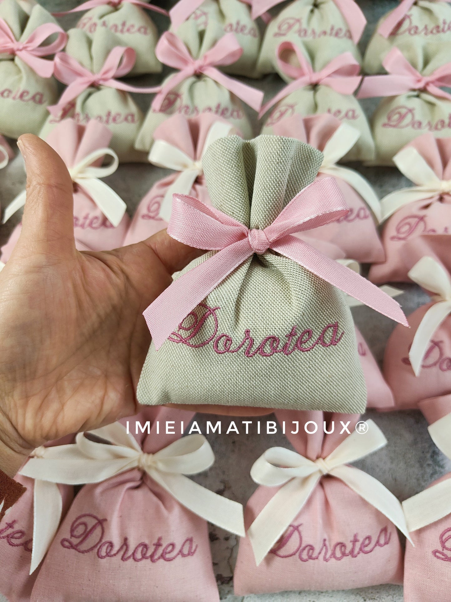 Sacchetti Ricamati Personalizzati – Il tocco unico per le tue occasioni speciali