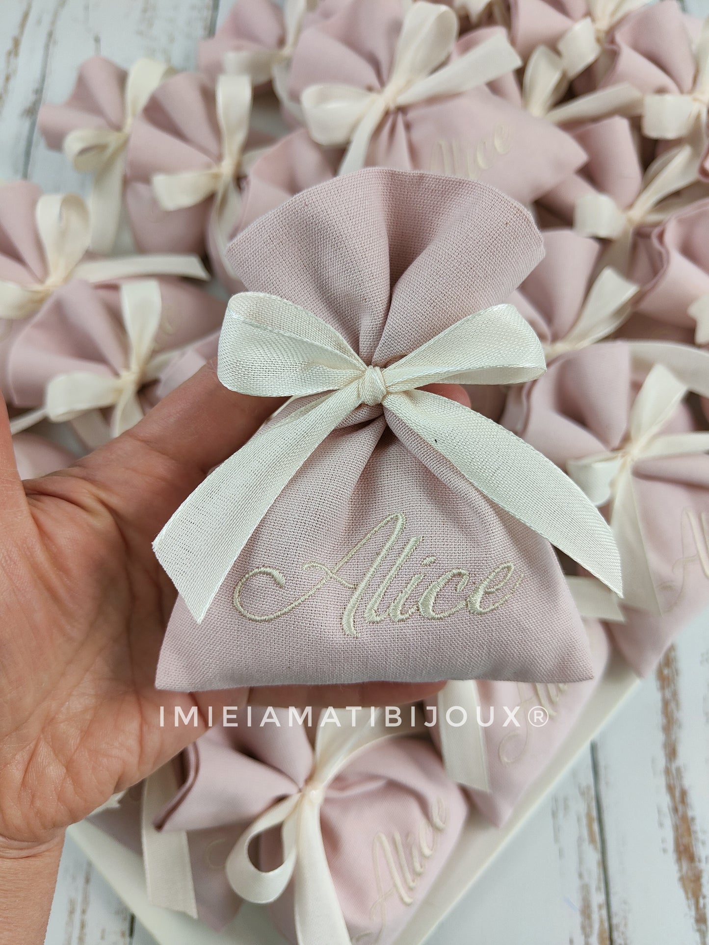 Sacchetti Ricamati Personalizzati – Il tocco unico per le tue occasioni speciali