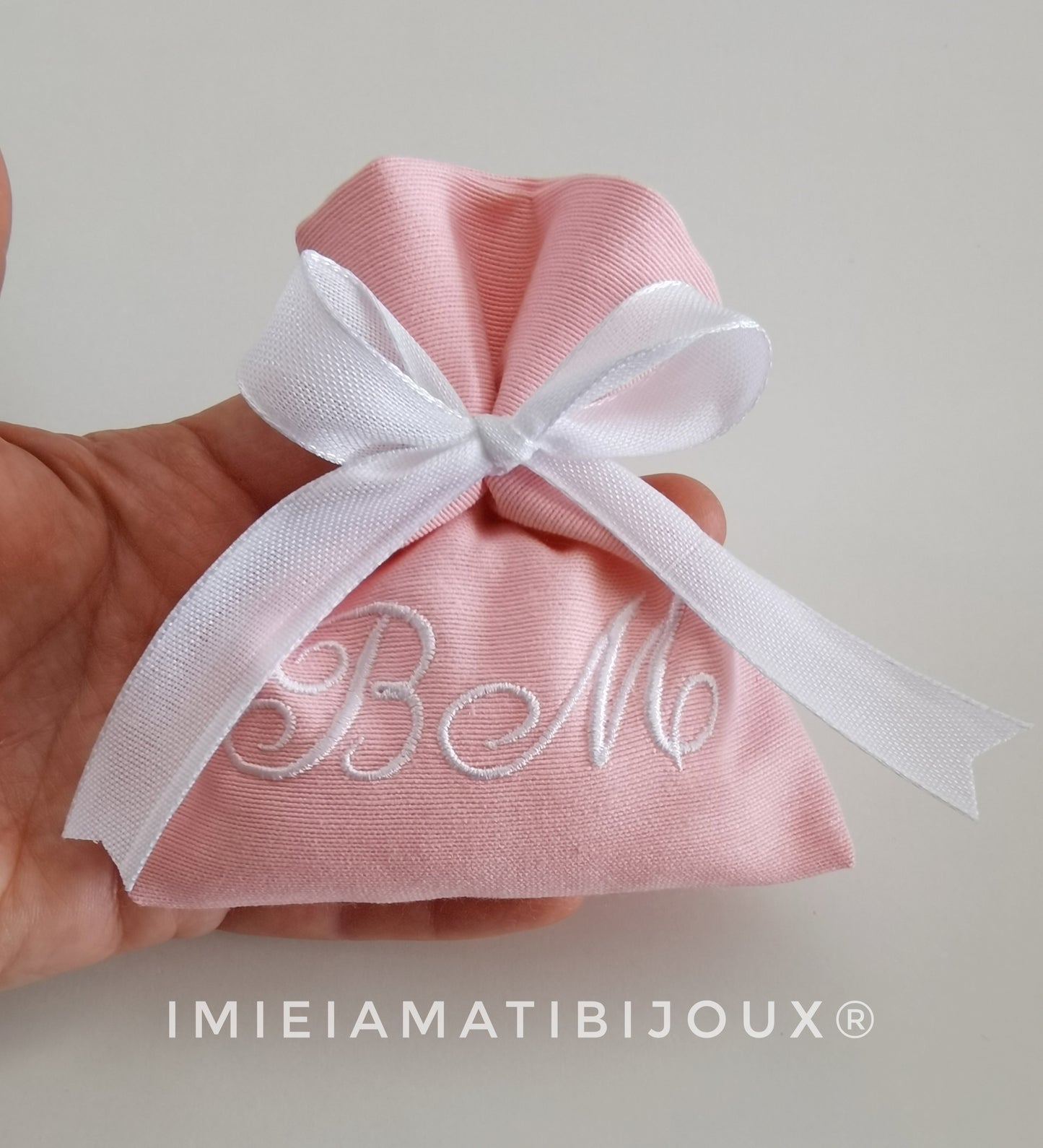 Sacchetti Ricamati Personalizzati – Il tocco unico per le tue occasioni speciali