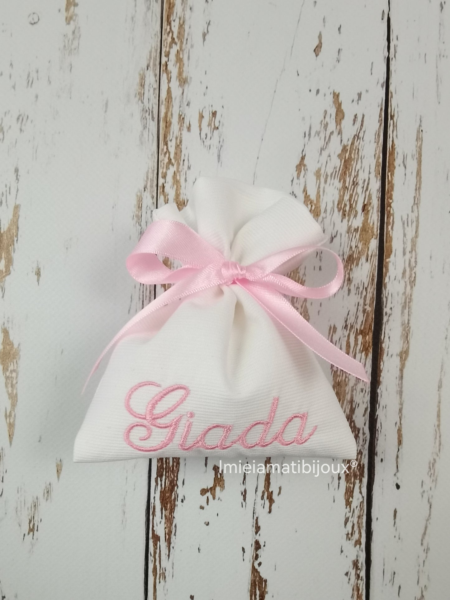 Sacchetti Ricamati Personalizzati – Il tocco unico per le tue occasioni speciali